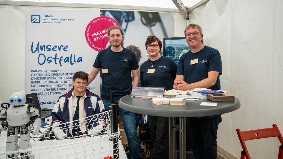 Stefan Roth und Fabian Aust aus der Fakultät Elektro- und Informationstechnik, Pressesprecherin Nadine Zimmer und David Mache, stellv. Leiter Marketing und Kommunikation beim Tag der Niedersachsen. 