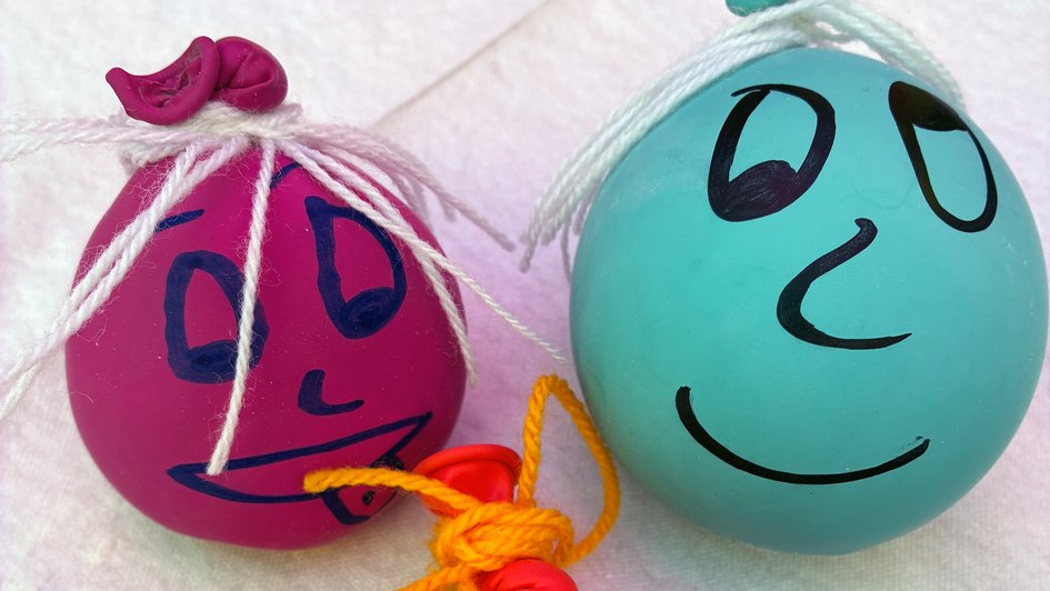 Während die Kinder insgesamt 100 fröhliche Anti-Stress-Bälle bastelten, konnten sich Eltern und Interessierte über das Studienangebot in Suderburg informieren. Foto: Annika Gottschling-Lang/Ostfalia 
