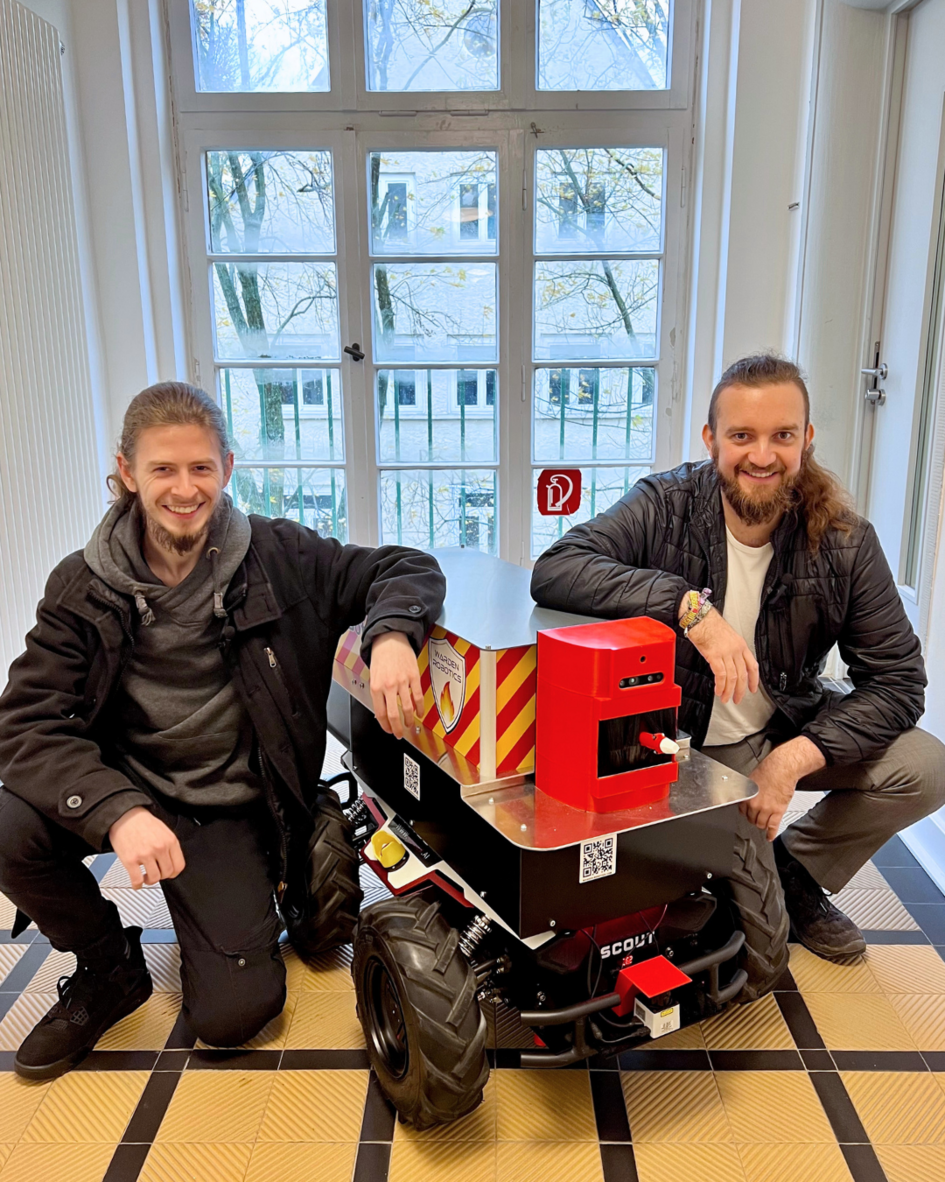 Lucas Dehmel (links) und Lukas Bartenstein haben im gemeinsamen Studiengang Digital Technologies der Ostfalia und der TU Clausthal studiert und sind Gründer des Start-ups Warden Robotics. Sie haben einen Roboter zur Feuererkennung und Brandbekämpfung entwickelt und konnten sich nun ein EXIST-Gründungsstipendium sichern. Foto: Warden Robotics
