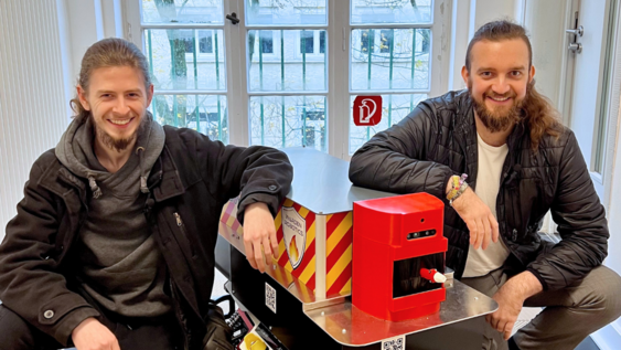 Lucas Dehmel (links) und Lukas Bartenstein haben im gemeinsamen Studiengang Digital Technologies der Ostfalia und der TU Clausthal studiert und sind Gründer des Start-ups Warden Robotics. Sie haben einen Roboter zur Feuererkennung und Brandbekämpfung entwickelt und konnten sich nun ein EXIST-Gründungsstipendium sichern. Foto: Warden Robotics