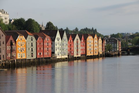 Häuser am Wasser von Norwegen (öffnet Vergrößerung des Bildes)