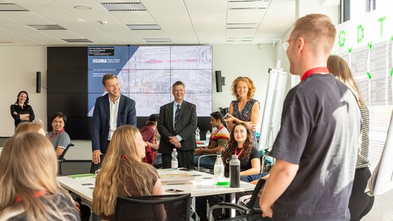 Zu Besuch bei der ersten Summer School am Gemeinsamen Campus Wolfsburg: Dennis Weilmann (Oberbürgermeister der Stadt Wolfsburg).