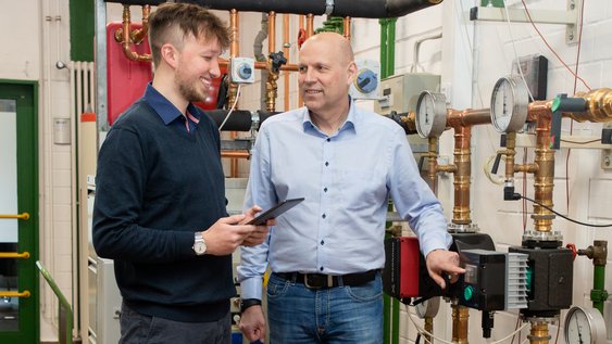 Hochhäuser mit Bepflanzung der Fassade