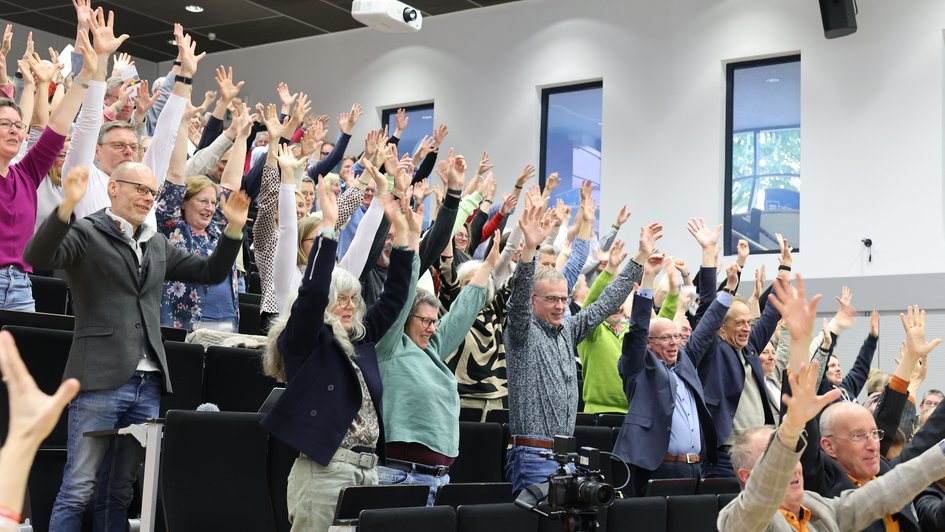 Pressefoto (Matthias Leitzke/Ostfalia): Volles Haus im Audimax am Campus Wolfsburg der Ostfalia: Rund 150 Teilnehmende kamen zur 12. Ausgabe „Glück und erfülltes Leben“ und erlebten einen Abend voller Inspiration, persönlicher Einblicke und bewegender Momente.