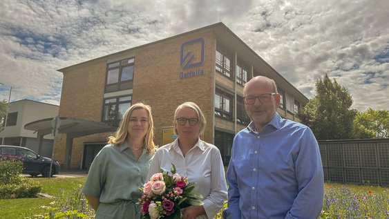 Pressefoto (E. Thelen/Ostfalia): (v.l.) Ostfalia-Präsidentin Prof. Dr. Julia Siegmüller mit der neu gewählten Vizepräsidentin für Forschung, Entwicklung und Technologietransfer, Prof. Dr. Ina Schiering, sowie dem scheidenden Vizepräsidenten Prof. Dr. Heinz-Dieter Quack.