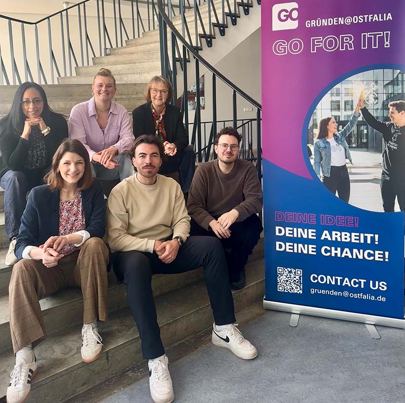 Team von Gründen@Ostfalia auf Treppe