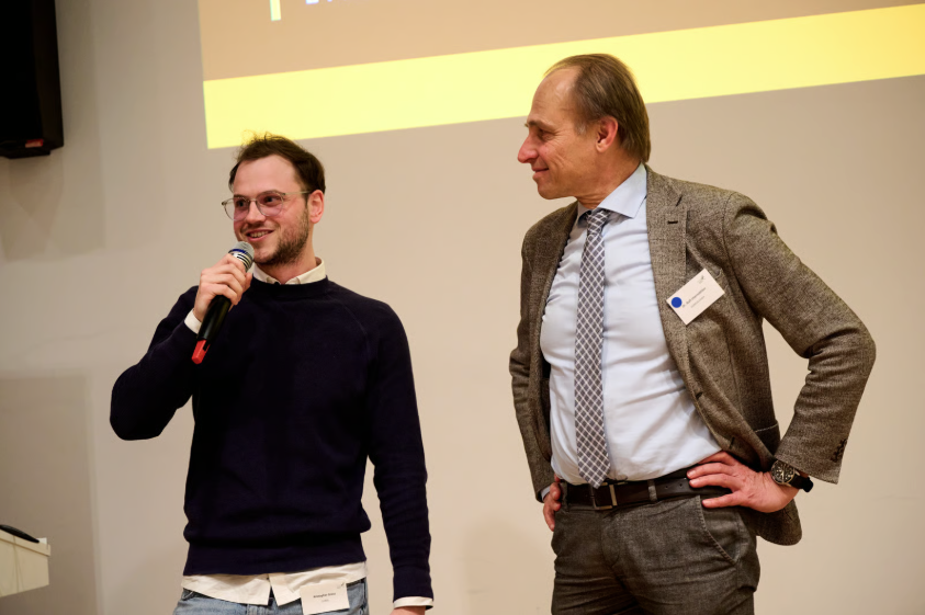 Ralf Utermöhlen (right) moderates the electric mobility round table organised by the Regional Energy Agency.