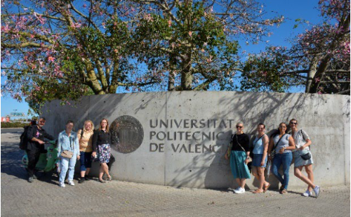 Eine Reisegruppe der Ostfalia steht vor einer Tafel mit dem Schriftzug "Universidad Politécnica de Valencia"