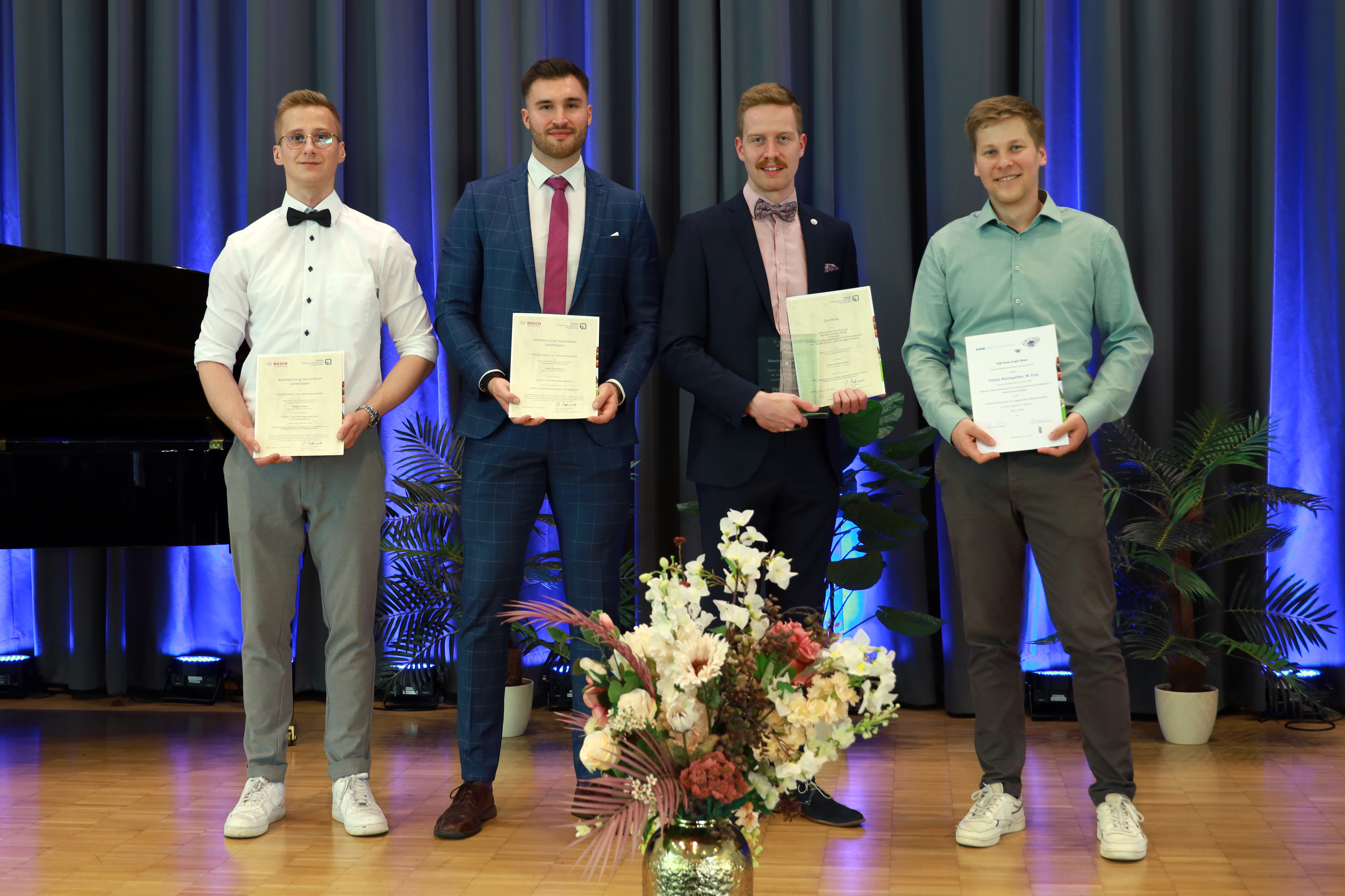 Pressefoto (Andreas Simon/Ostfalia): Die ausgezeichneten Absolventen v.l.n.r.: Philipp Bräuer, Julian Lindenberg, Henrik Bremermann, Tobias Baumgarten. (öffnet Vergrößerung des Bildes)