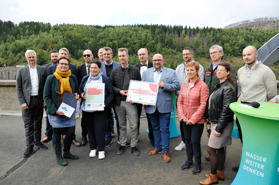 Übergabe des Förderbescheids durch Melanie Walter, Niedersachsens Ministerin für Europe und Regionale Landesentwicklung, auf der Staumauer der Okertalsperre