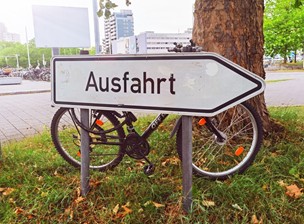Schild "Ausfahrt" mit einen angelehnten Fahrrad