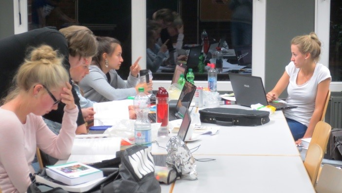 Das Bild zeigt Stuierende beim gemeinsamen Schreiben und Lernen