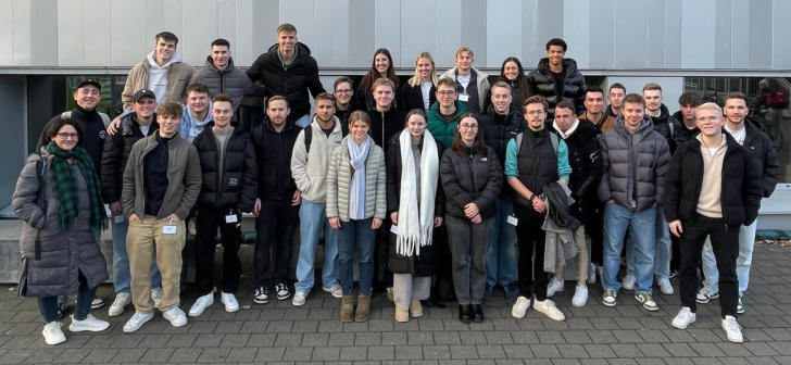 Studierendgruppe steht vor dem Gebäude des Landessportbunds Niedersachsen in Hannover