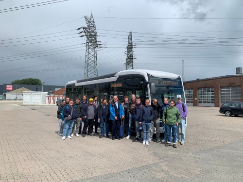 Gruppenfoto der ganzen Gruppe mit Elektrobus der vhh.mobility