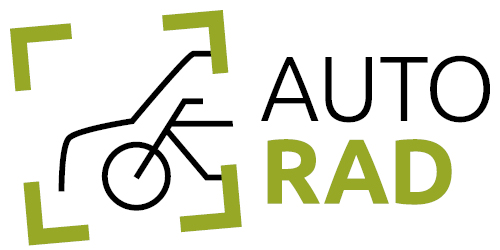Das AutoRad-Logo besteht aus einer Wort- und Bildmarke. Die Bildmarke ist ein Fokus-Frame, wie bei einer Kamera, die leicht nach links geneigt ist - als würde sie beschleunigen. In dem Frame ist eine Linien-Zeichnung von einem Auto und einem Fahrrad, die so voreinander angeordnet sind, dass sie sich ein Rad teilen. Die Wortmarke ist in AUTO oben und RAD unten aufgeteilt und steht links neben der Bildmarke