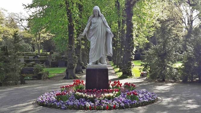 Eine Engelstatute auf einem Friedhof. 