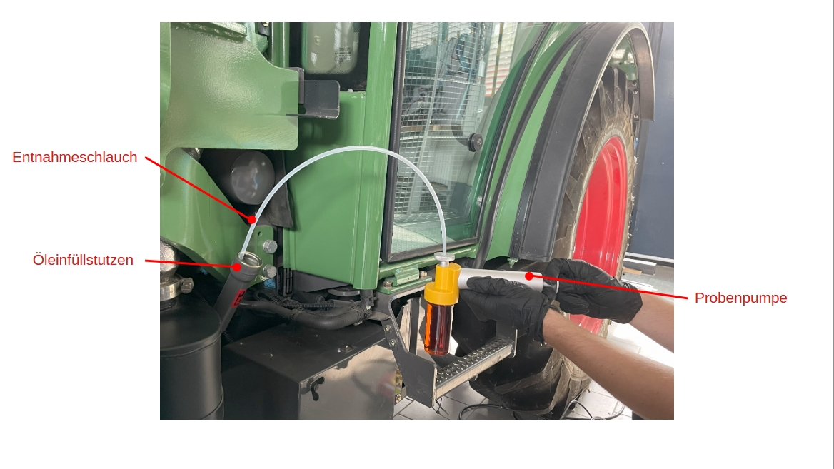 Das Bild zeigt, wie bei einem Traktor eine Ölprobe entnommen wird. (öffnet Vergrößerung des Bildes)