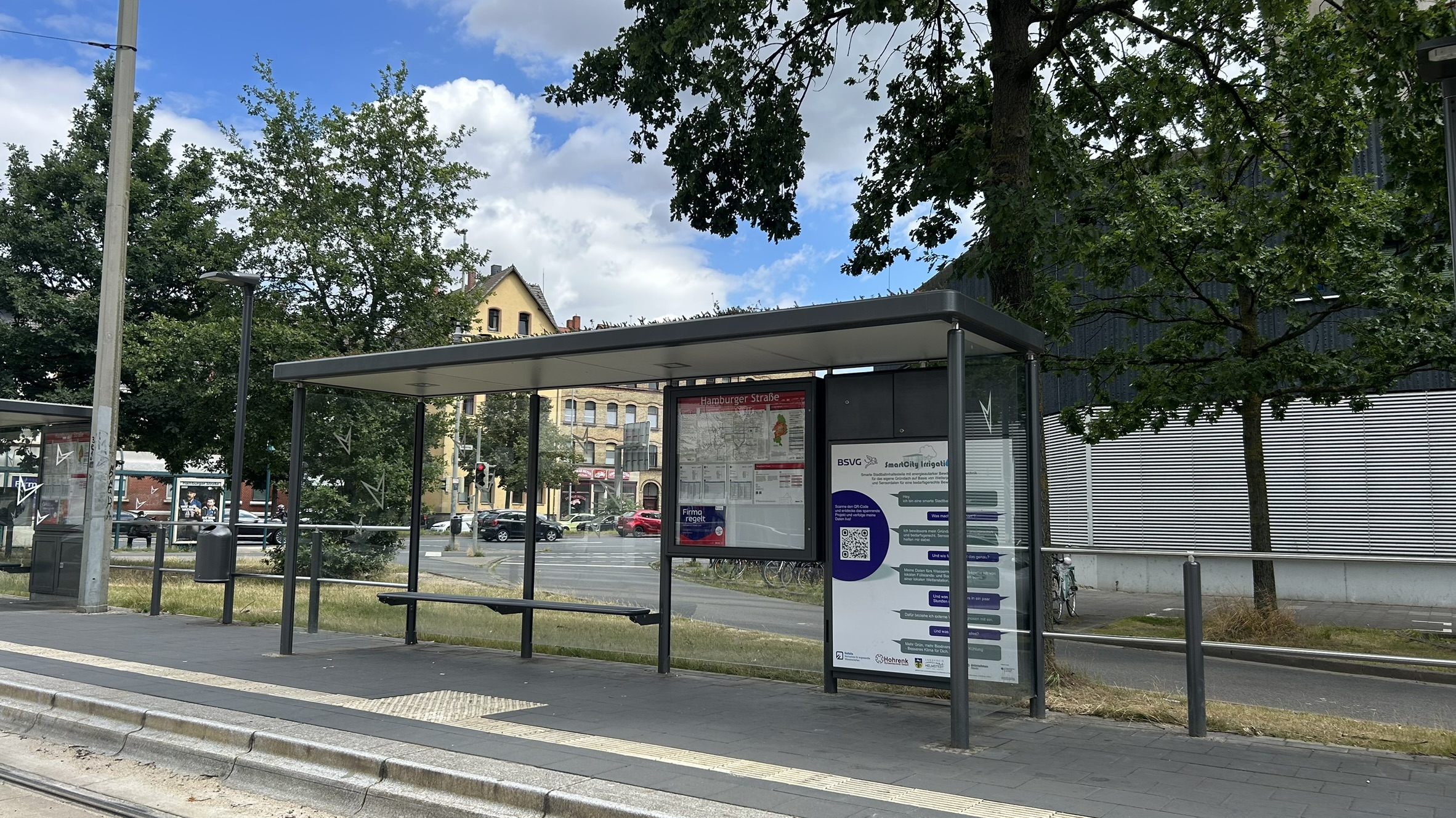 Das Bild zeigt eine Wartehalle in Braunschweig, bei der die SmartCity Irrigation Technik installiert wurde. (öffnet Vergrößerung des Bildes)