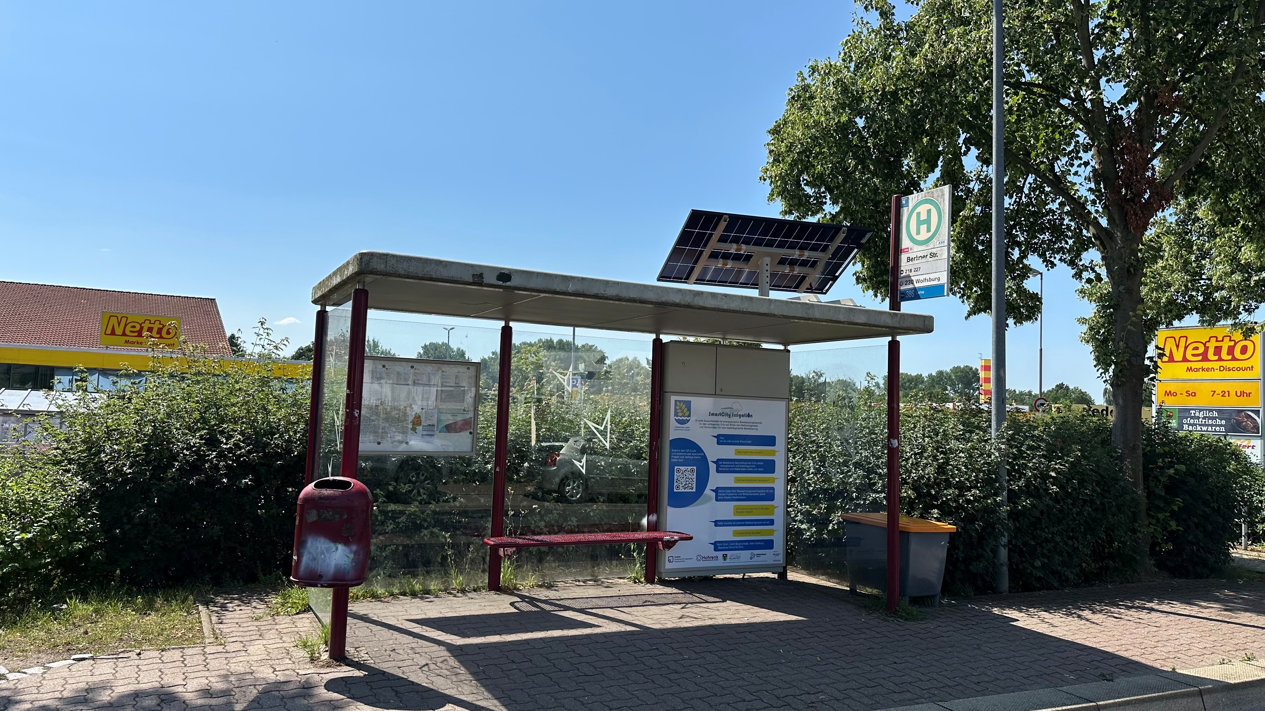 Das Bild zeigt eine Wartehalle in Flechtorf, bei der die SmartCity Irrigation Technik installiert wurde. (öffnet Vergrößerung des Bildes)