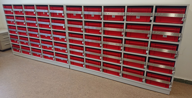 Abschließbares Regalsystem der „Mobilen Labore“