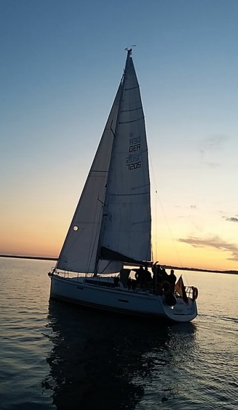 Segelboot bei Sonnenuntergang