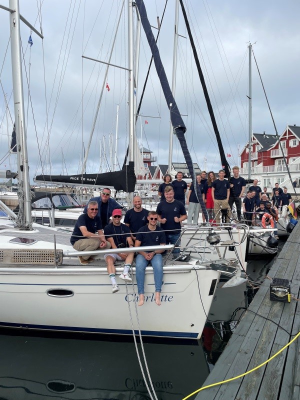 Teilnehmer*innen des Sportküstenschifferschein-Ausbildungstörns 2023 auf den Segelbooten