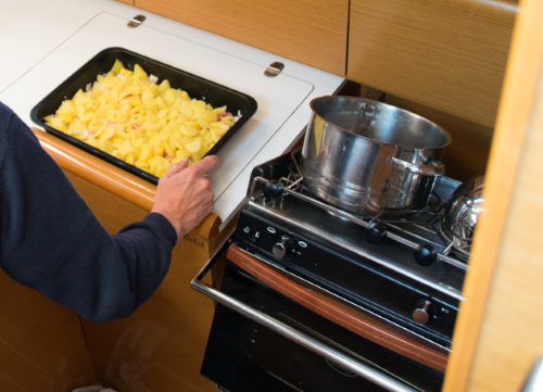 Zubereiten Kartoffelauflauf bei Wind und Schräglage (der Herd ist waagerecht)