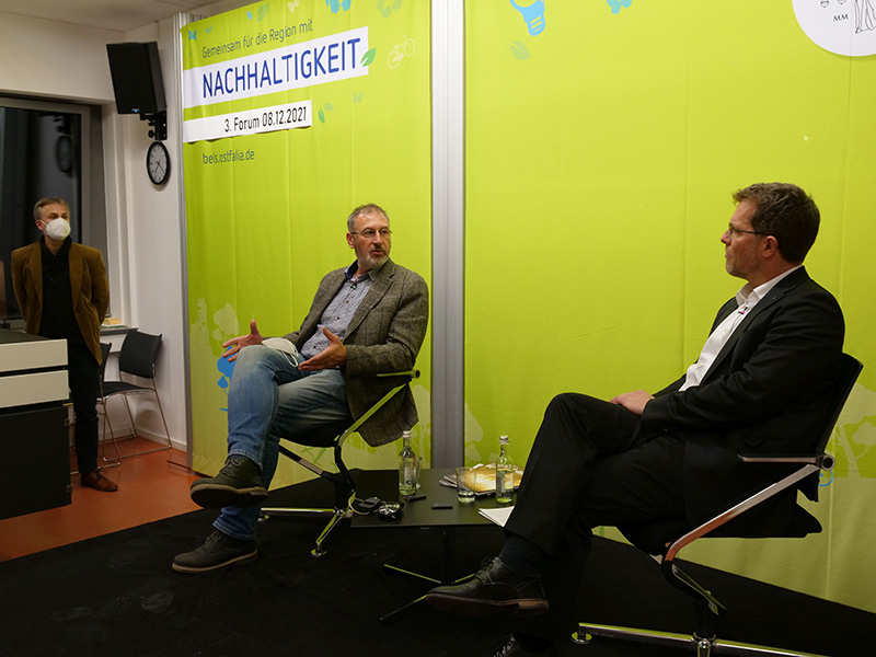 Holger Herlitschke (Stadtrat der Stadt Braunschweig) und Dekan Prof. Dr. Litschen diskutieren auf dem Podium.