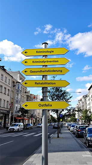 Ein Wegweiser in einer Innenstadt auf dem die Schwerpunkte des Master als auch die Ostfalia genannt werden. Die Pfeilfe auf den Schildern zeigen alle nach links.