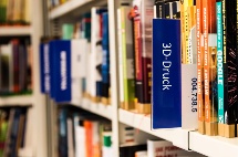 Symbolbild Bücherregal